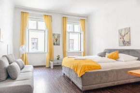 Vivid King Bed Apt - 12 minutes from City Center